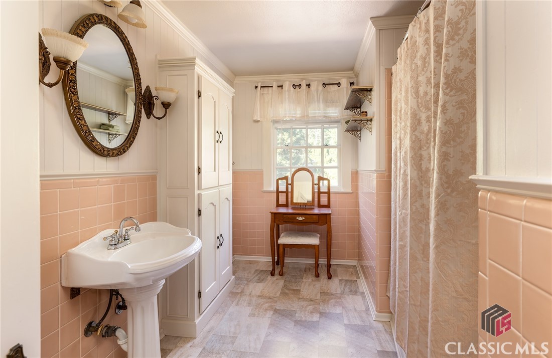 8772 Jefferson Road Commerce, GA 30529 - Photo 24 of 52 hall bath