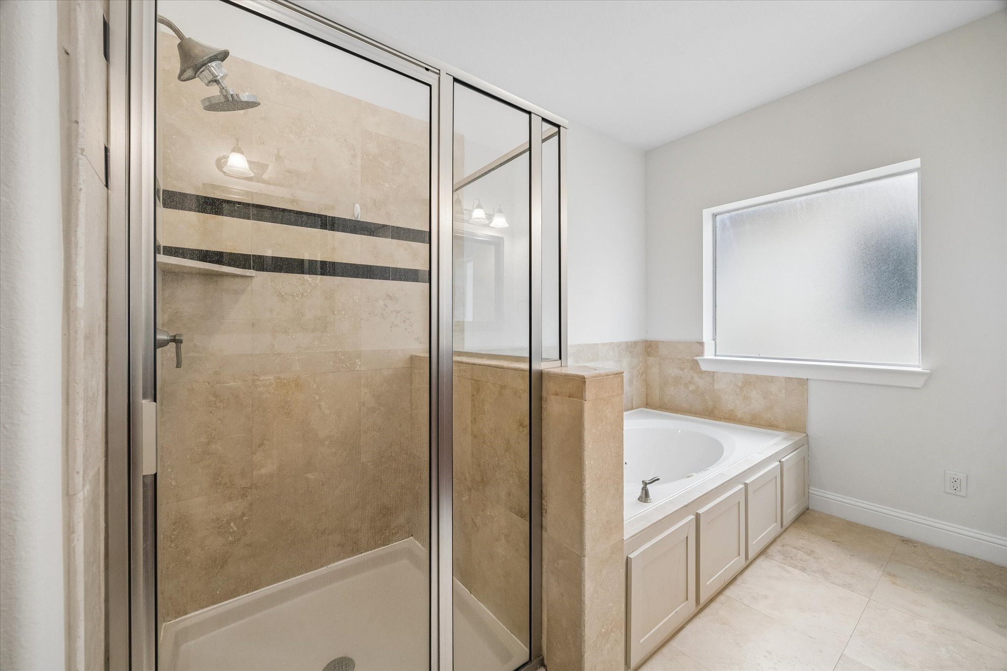 1033 West 23rd Street Houston, TX 77008 - Photo 18 of 25 a bathroom with a bathtub and a shower