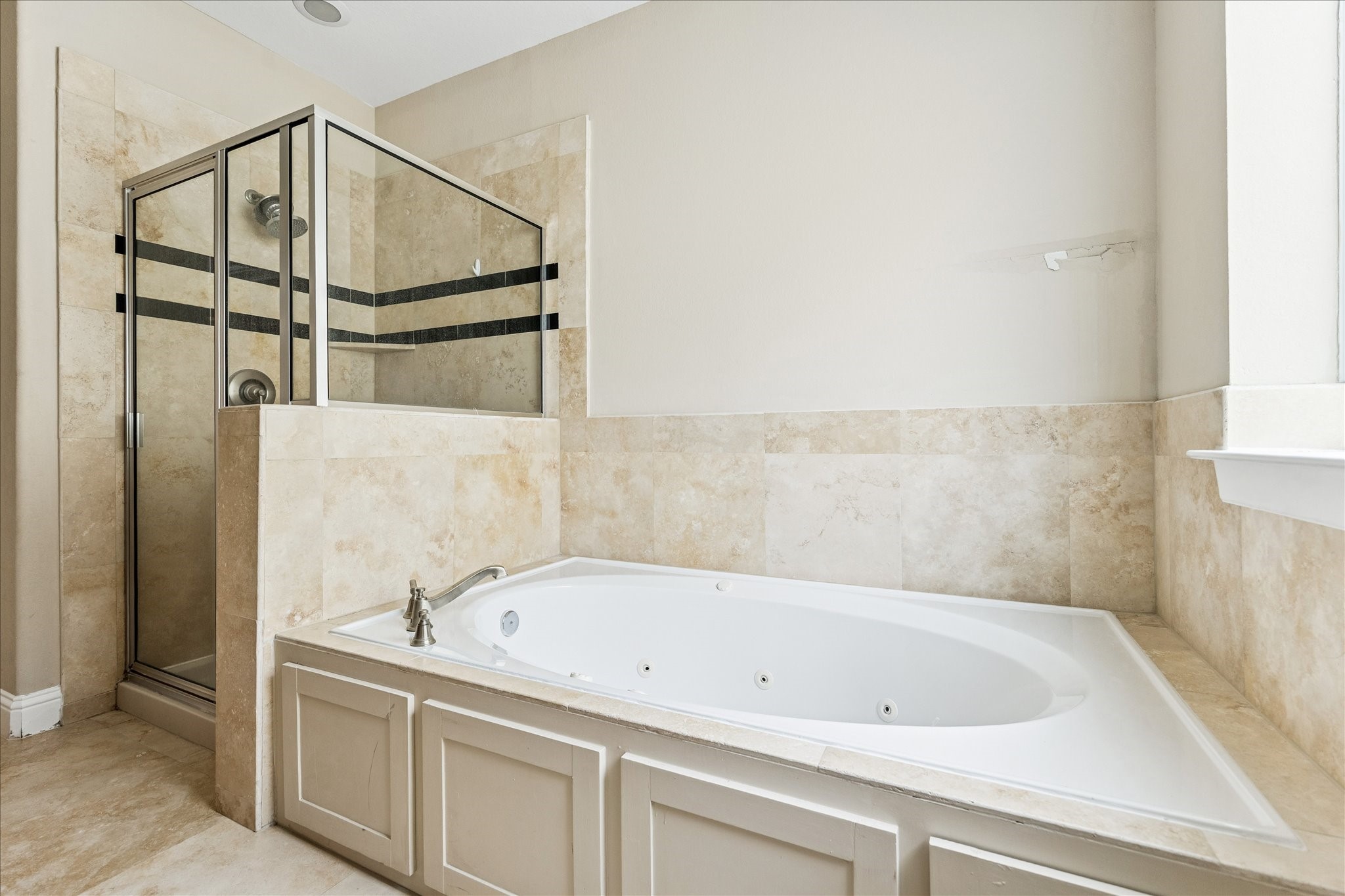 1033 West 23rd Street Houston, TX 77008 - Photo 21 of 26 a bathroom with a bathtub and a shower
