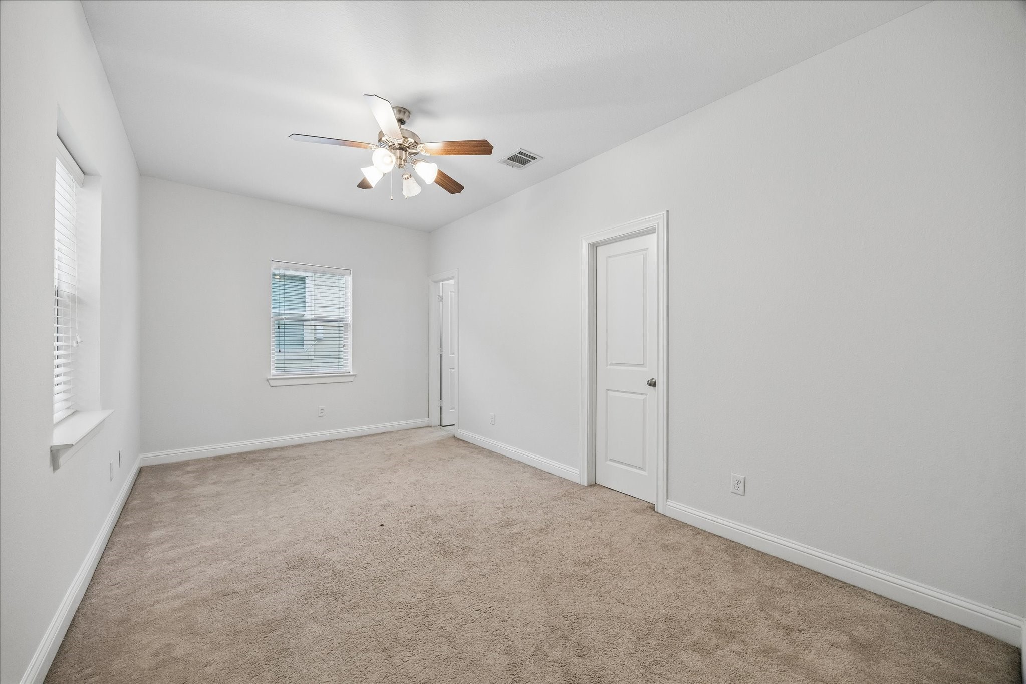 1033 West 23rd Street Houston, TX 77008 - Photo 22 of 25 an empty room with windows and fan