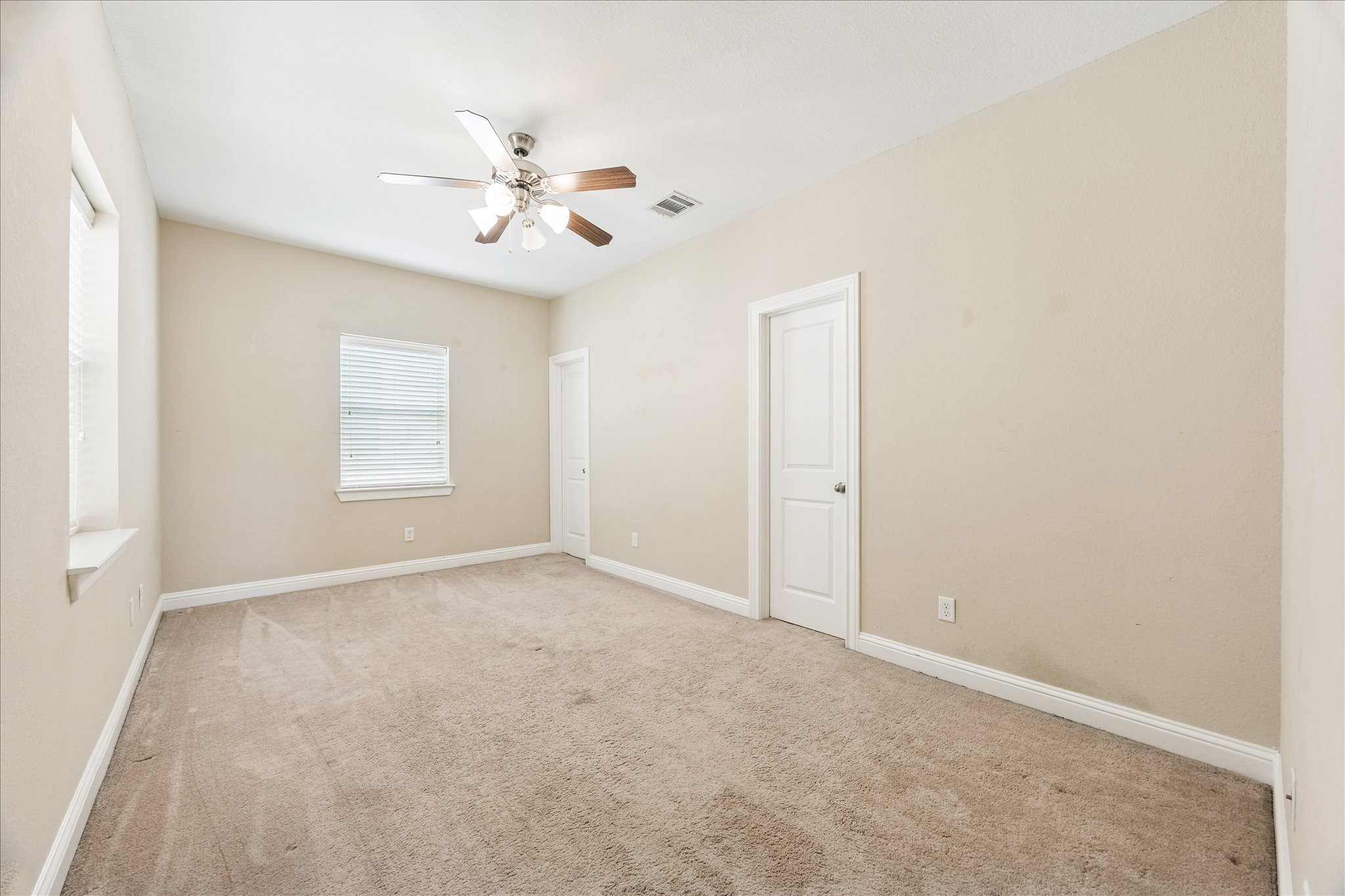 1033 West 23rd Street Houston, TX 77008 - Photo 23 of 26 an empty room with windows and fan