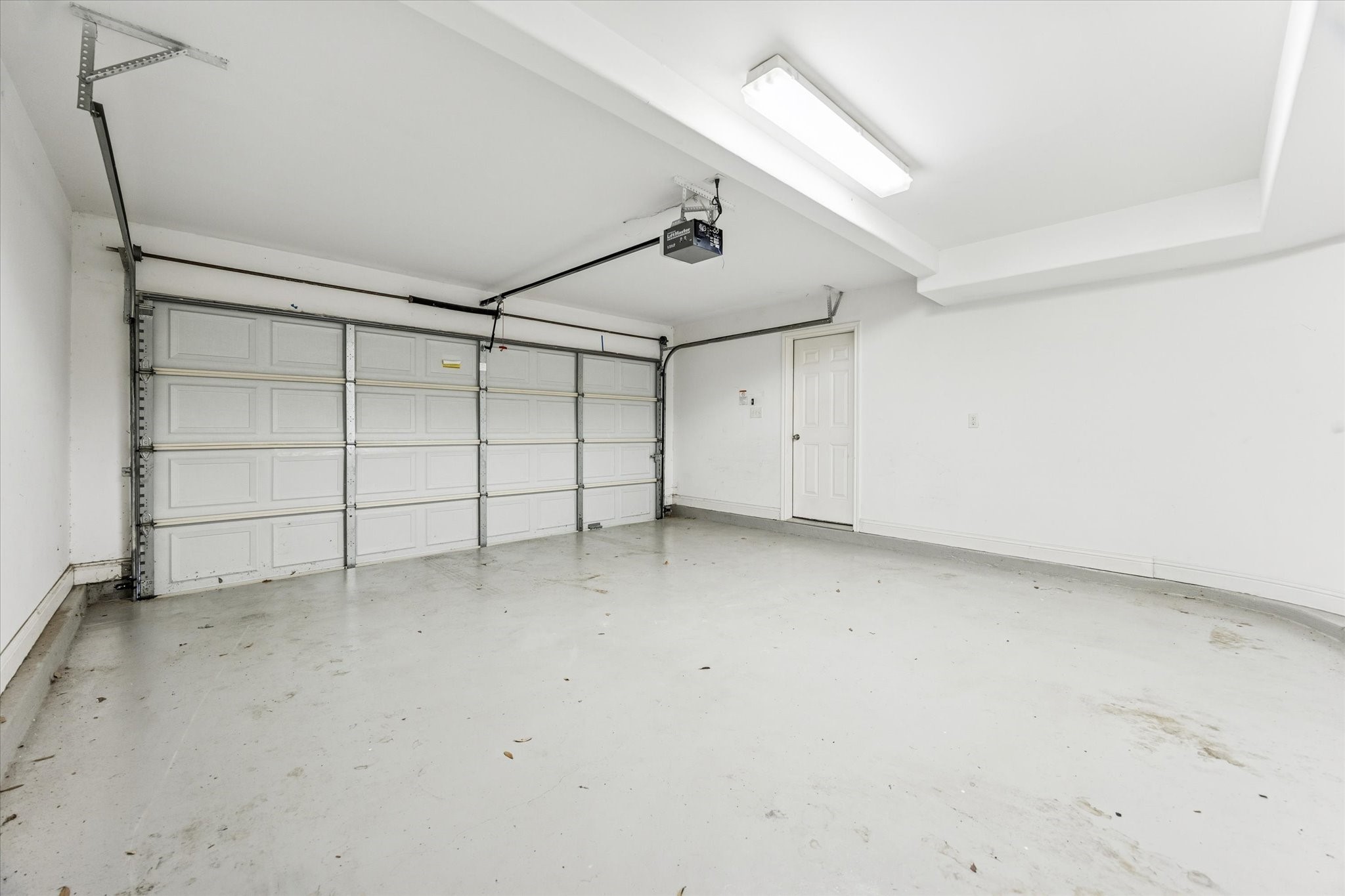 1033 West 23rd Street Houston, TX 77008 - Photo 24 of 25 a view of a garage