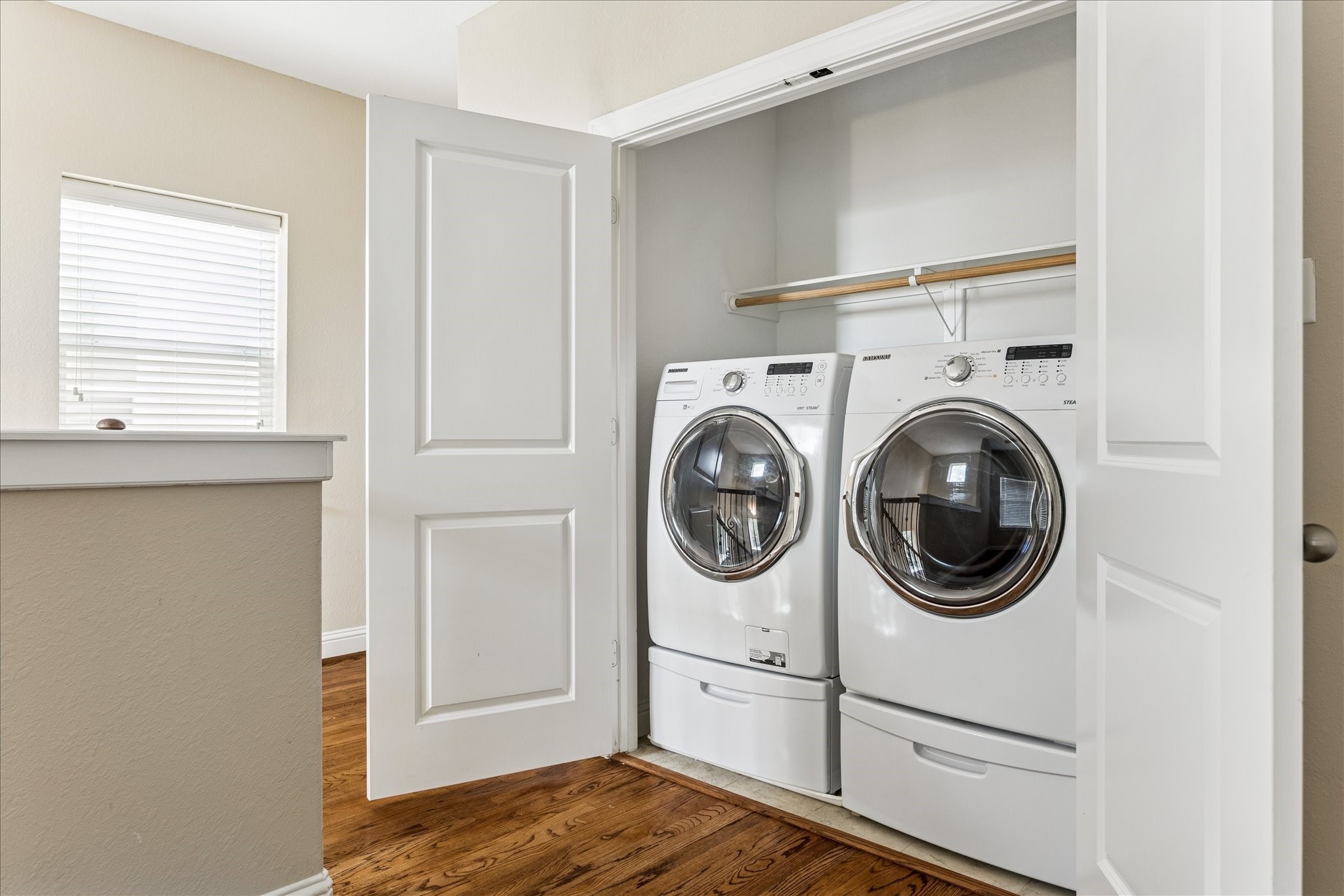 1033 West 23rd Street Houston, TX 77008 - Photo 25 of 26 a view of a bedroom with washer and dryer