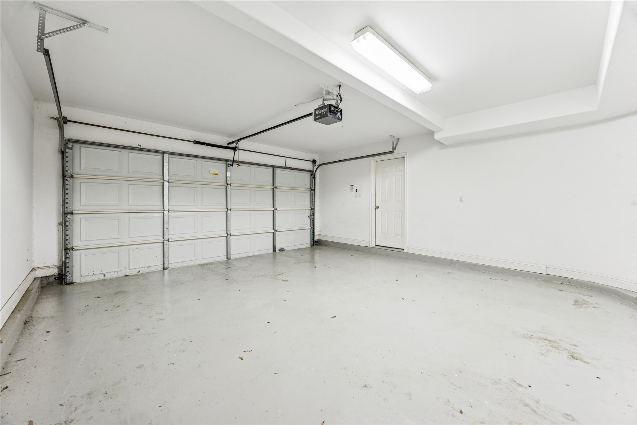 1033 West 23rd Street Houston, TX 77008 - Photo 26 of 26 a view of a garage