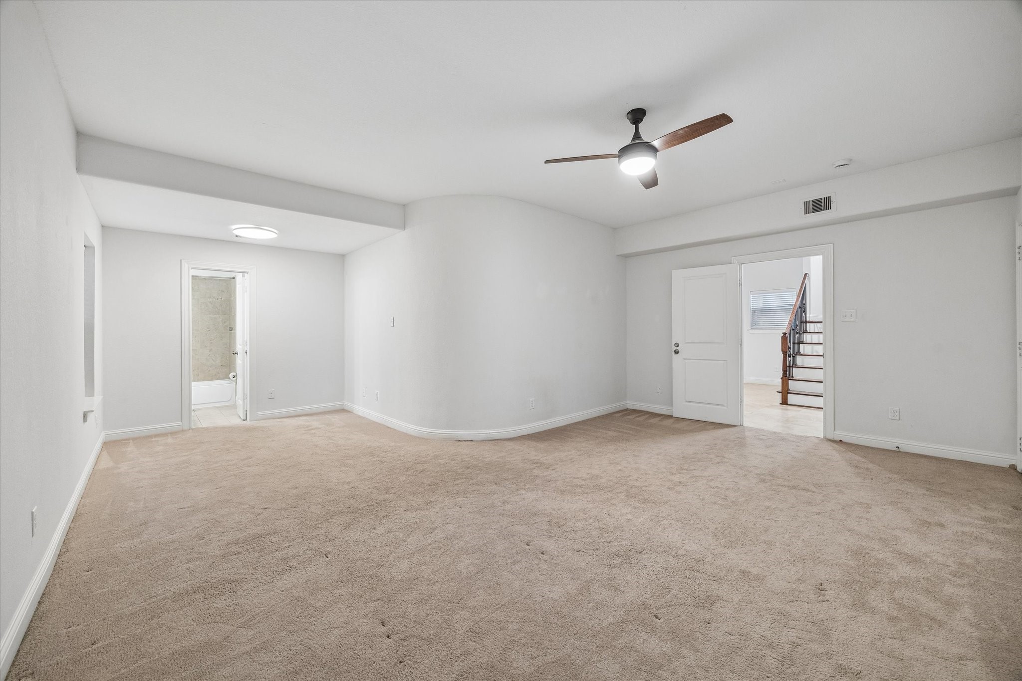 1033 West 23rd Street Houston, TX 77008 - Photo 6 of 25 an empty room with closet and windows
