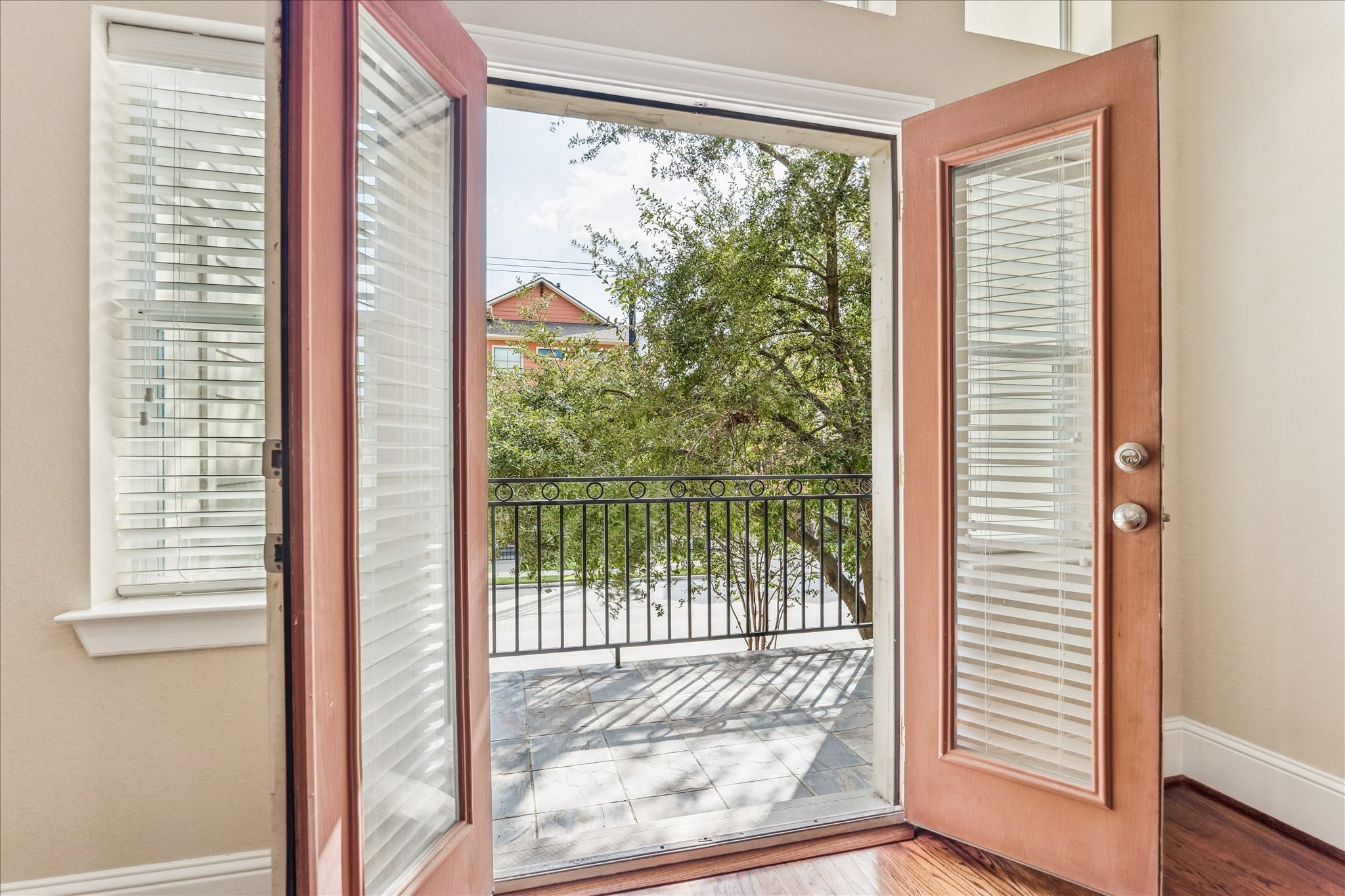 1033 West 23rd Street Houston, TX 77008 - Photo 8 of 26 a view of a room that has a large window