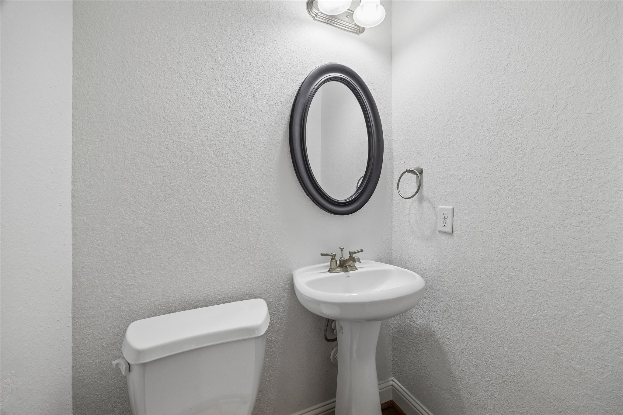 1033 West 23rd Street Houston, TX 77008 - Photo 8 of 25 a bathroom with a toilet sink and mirror