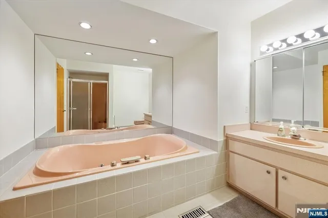 $624,999 | 580 Laramie Lane, Mahwah, NJ 07430