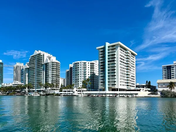 $2,600 | 5838 Collins Avenue, Unit 8E, Miami Beach, FL 33140