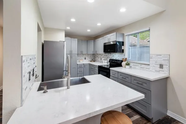 $689,000 | 930 Via Mil Cumbres, Unit 170, Solana Beach, CA 92075