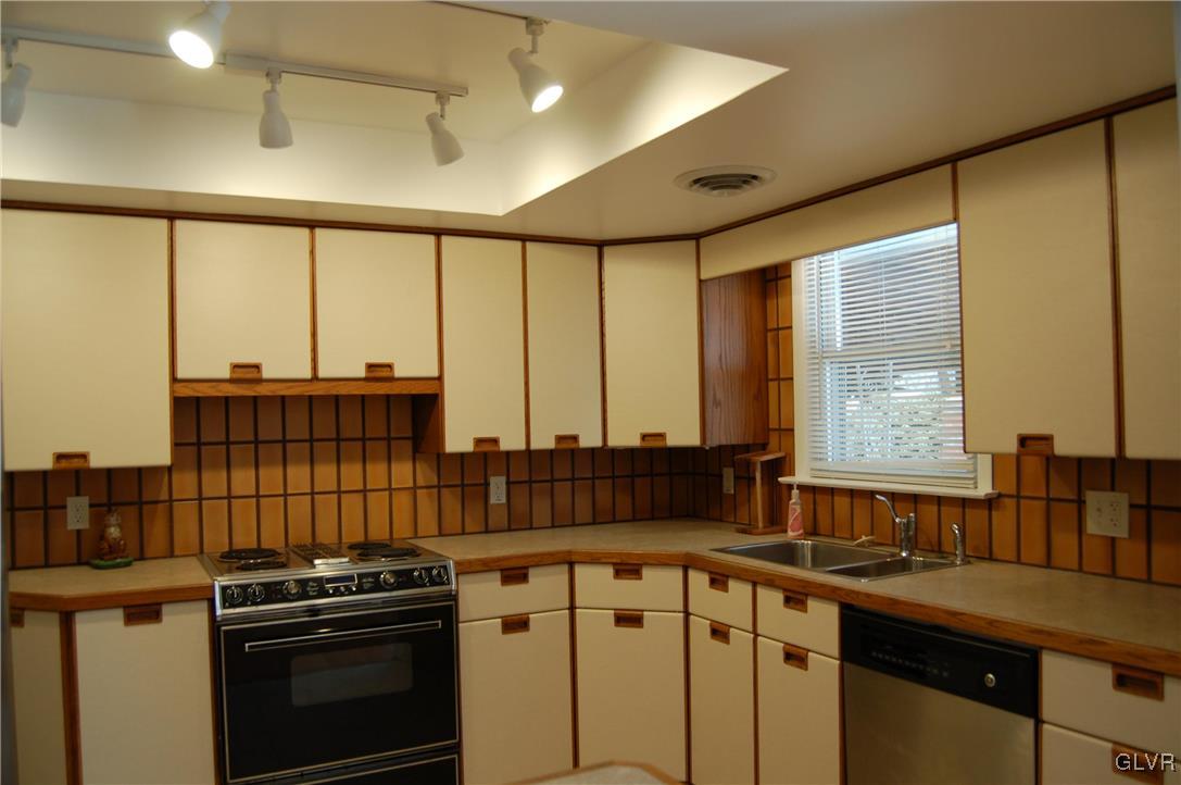 1309 Overlook Road Whitehall, PA 18052 - Photo 12 of 33 Gallery Image 12