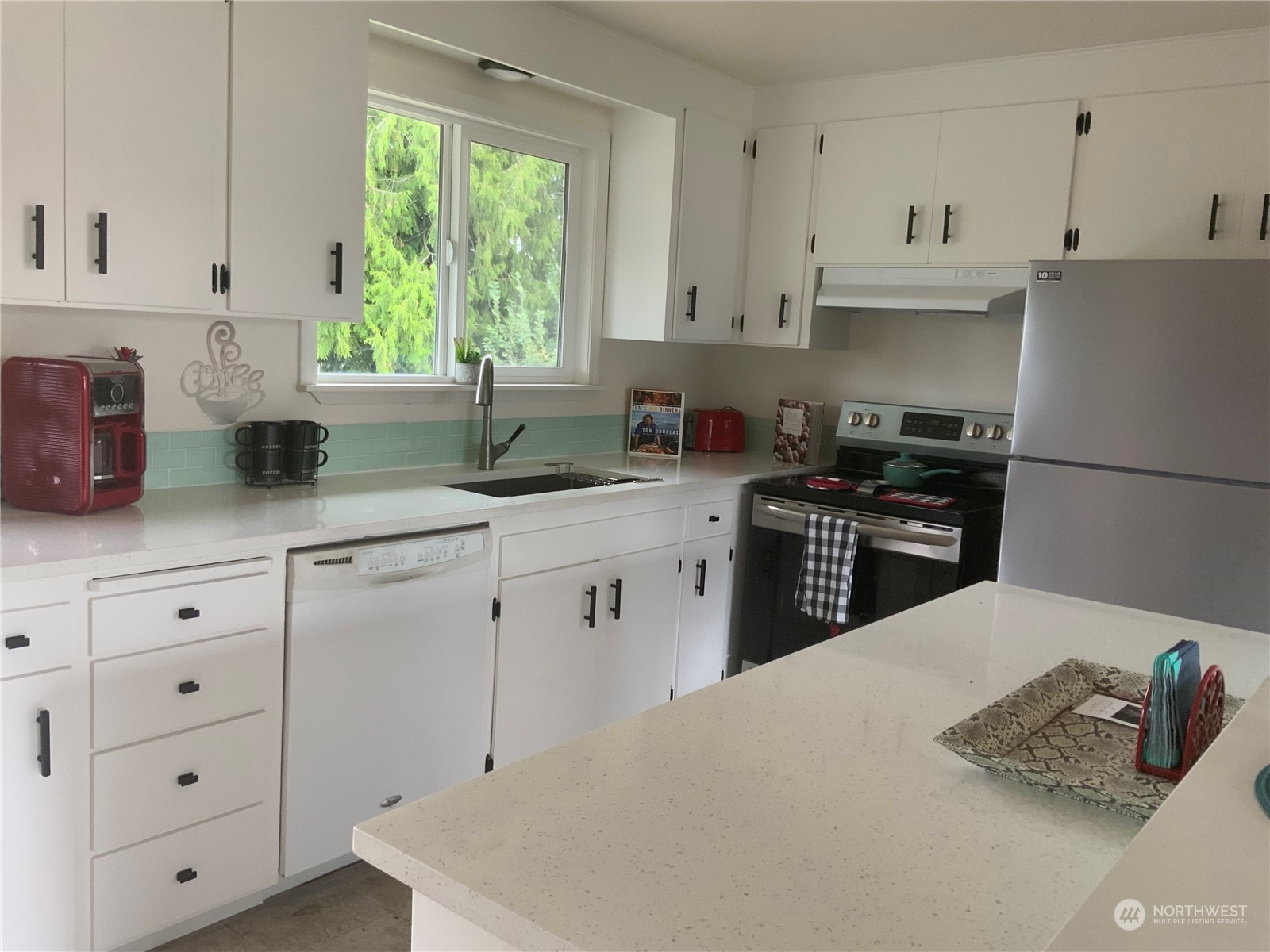 1808 Edmonds Way Southeast Renton, WA 98058 - Photo 8 of 27 Gallery Image 8