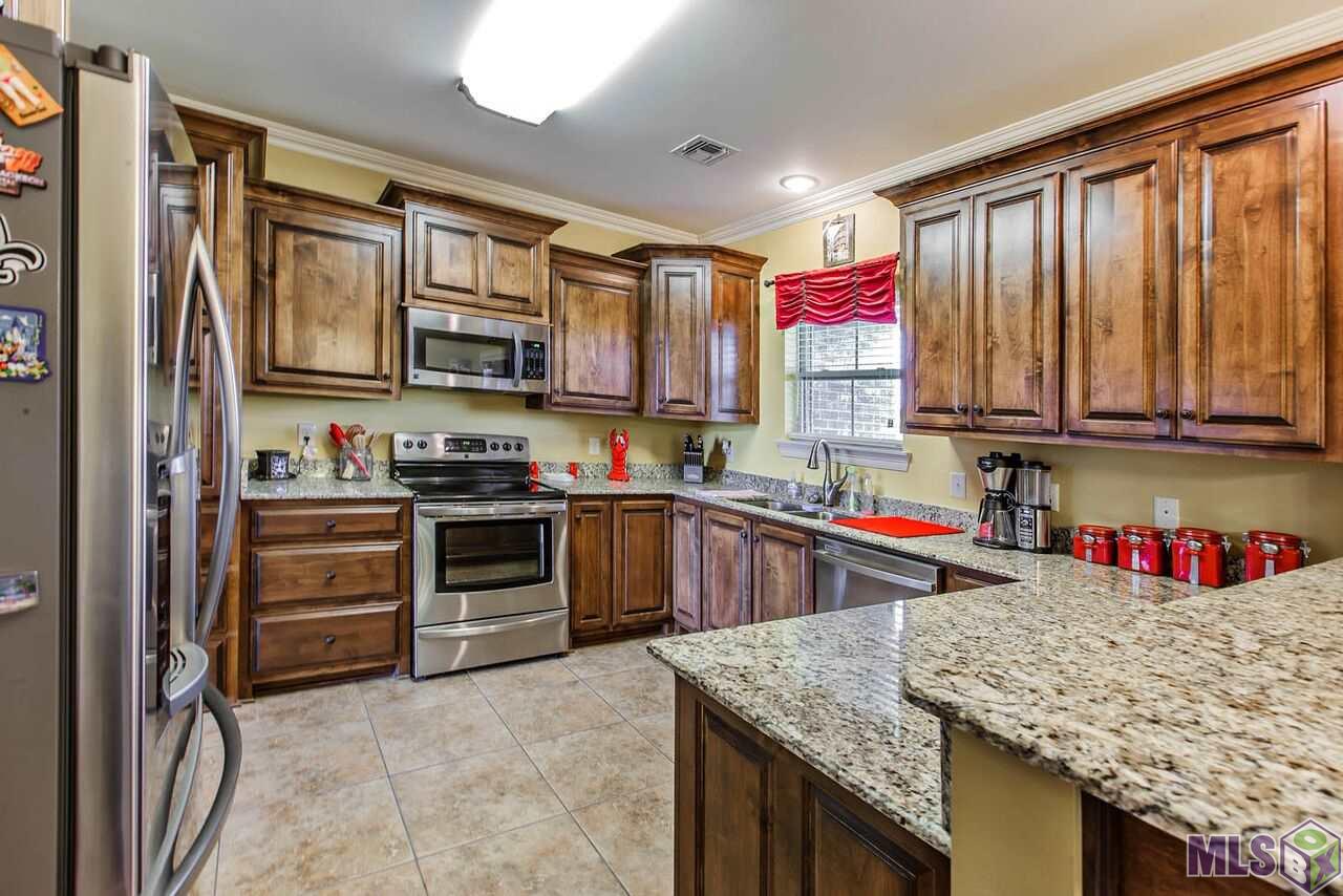 631 Waverly Road Thibodaux, LA 70301 - Photo 4 of 12 Kitchen with granite counters