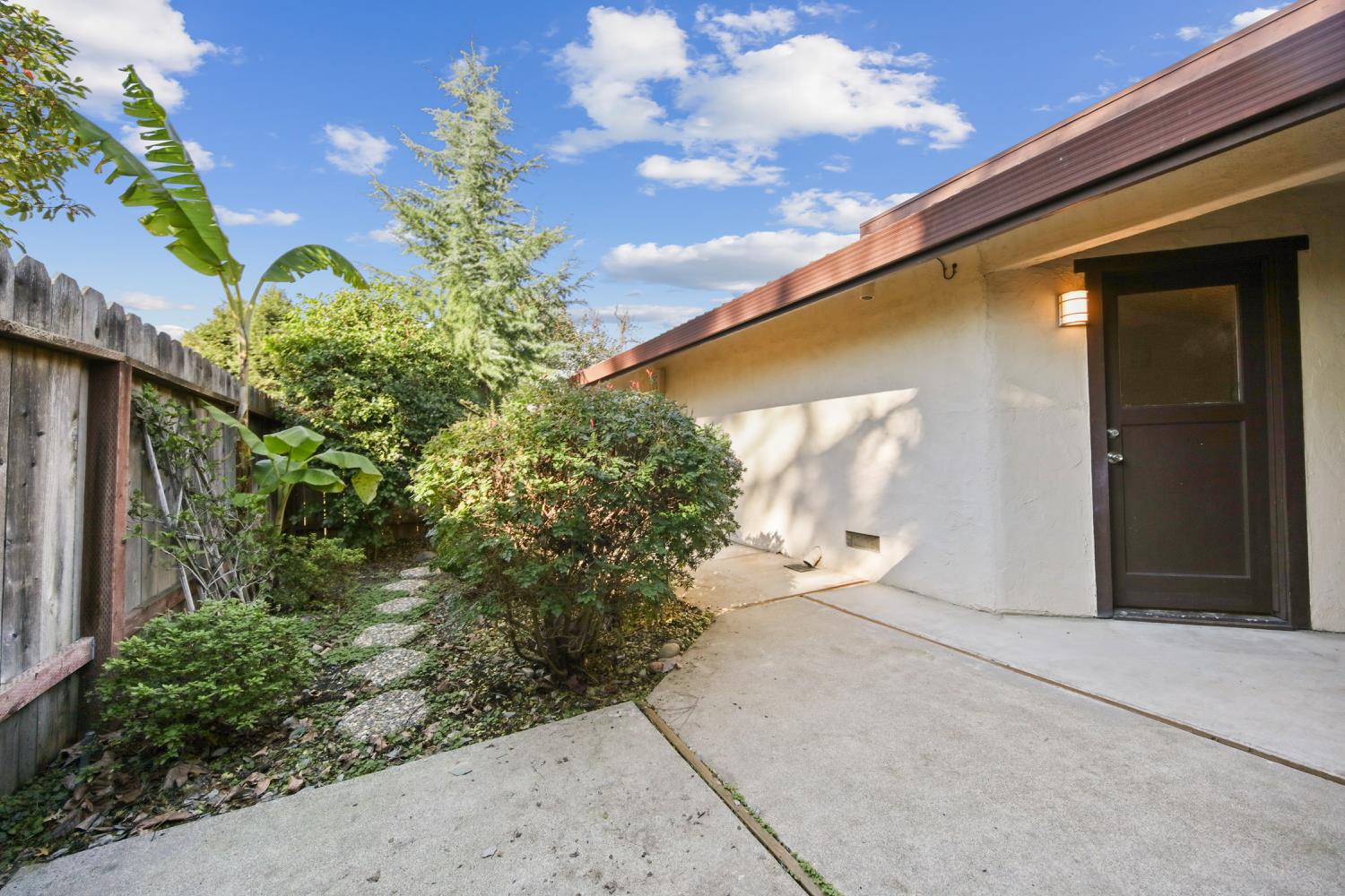 1001 West Lincoln Road, Unit A Stockton, CA 95207 - Photo 26 of 32 a front view of a house with a yard