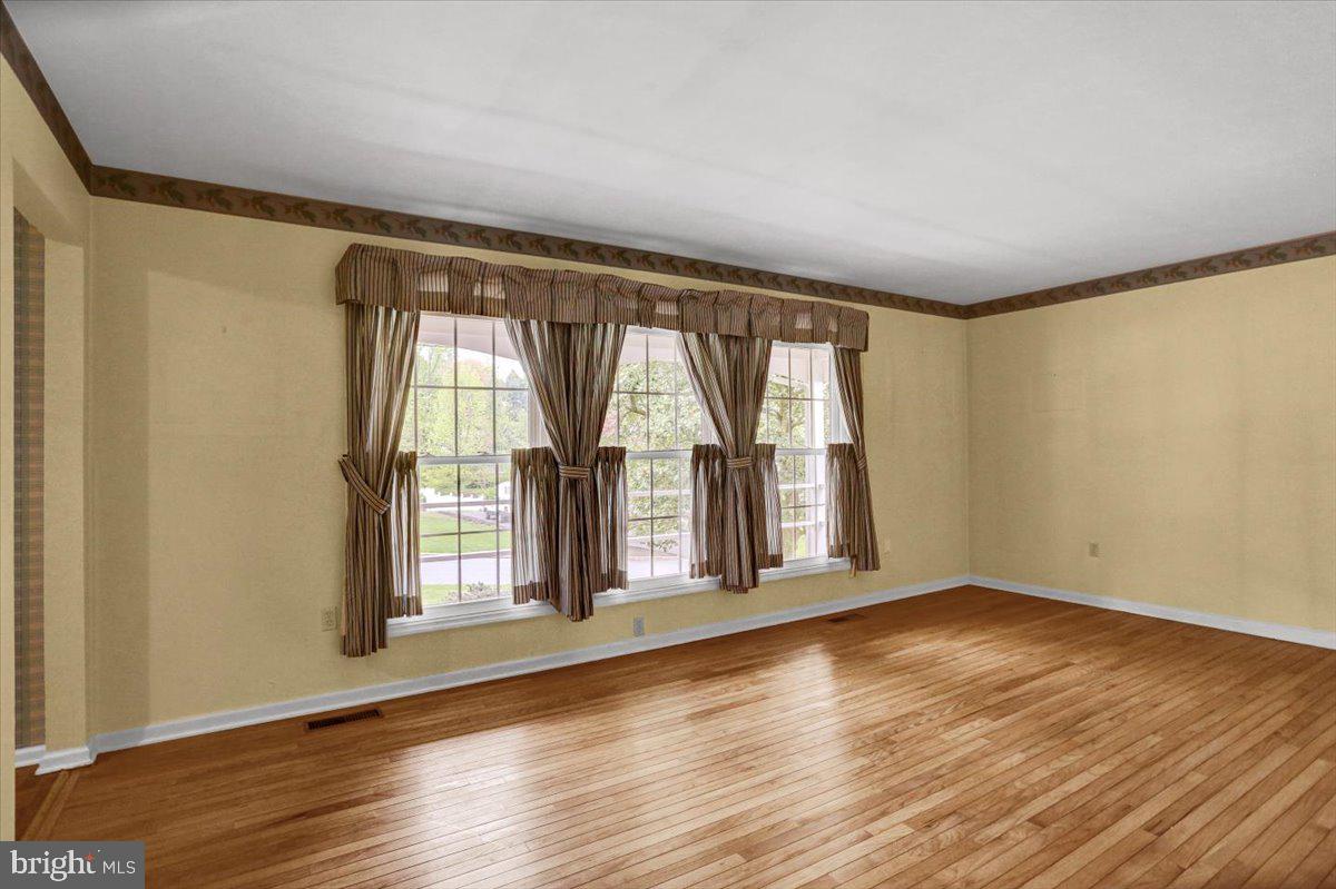 155 Castleton Drive Reading, PA 19607 - Photo 8 of 37