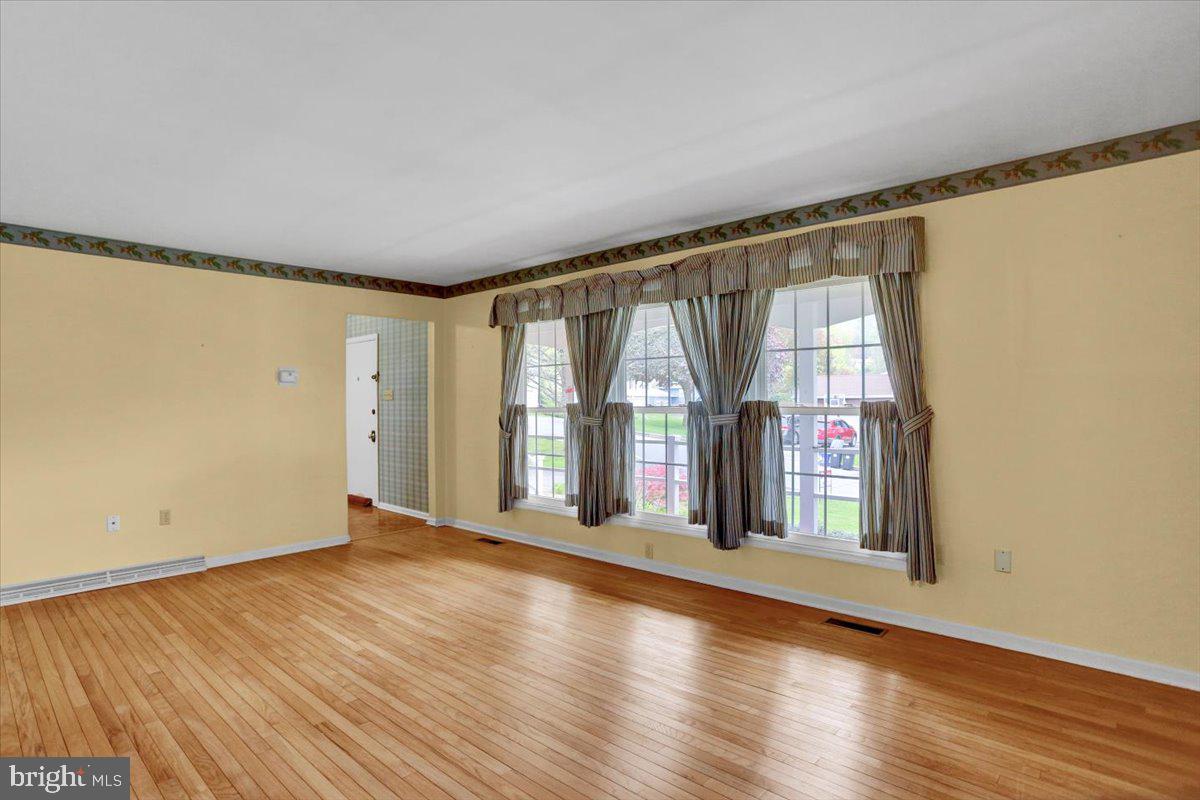 155 Castleton Drive Reading, PA 19607 - Photo 10 of 37