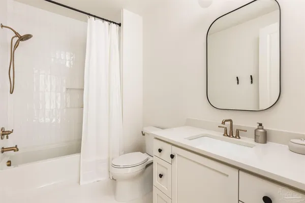 $908,800 | 5677 Highland Lake Drive, Milton, FL 32583