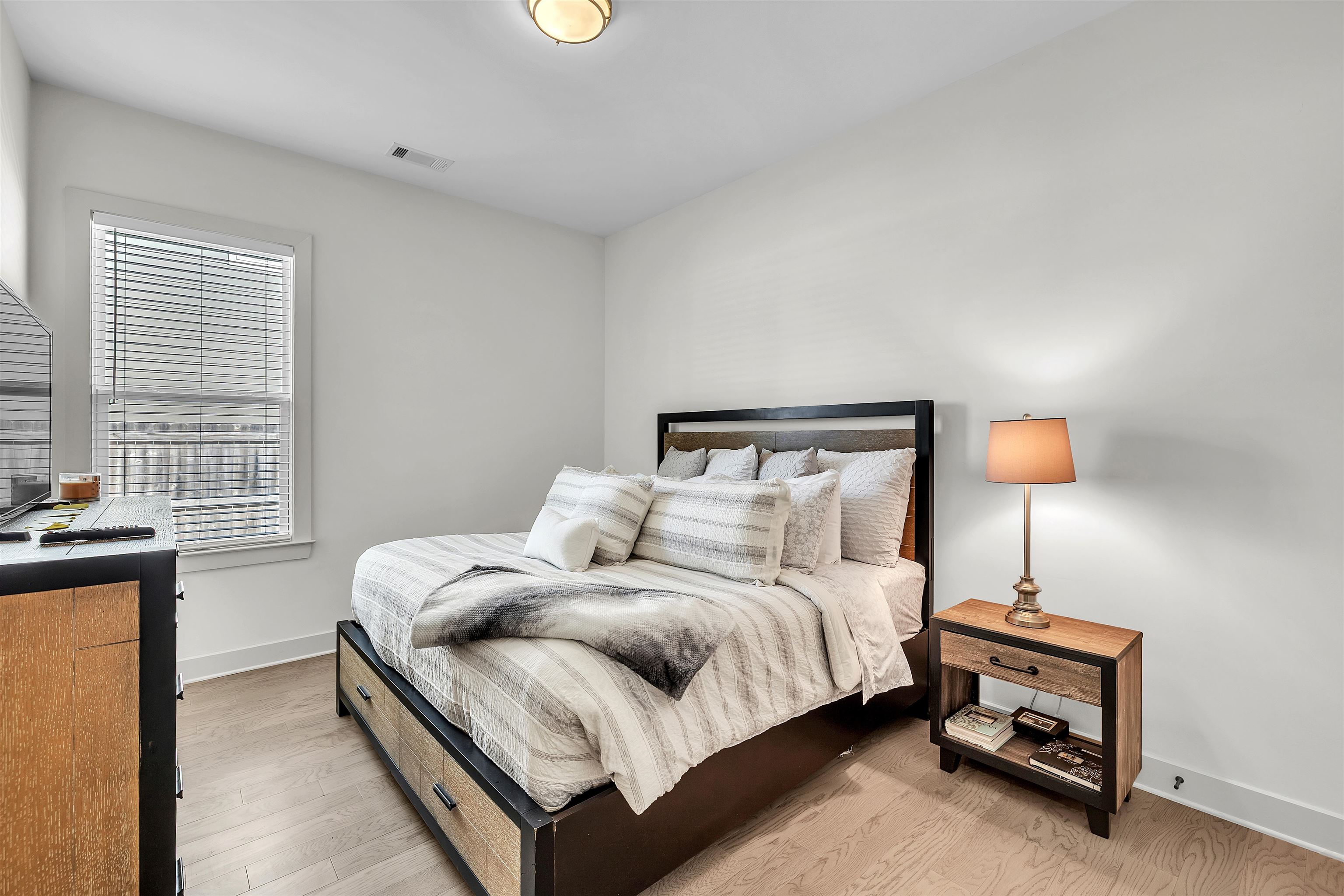 5592 Gerber Road Arlington, TN 38002 - Photo 6 of 28 a bedroom with a bed and a lamp