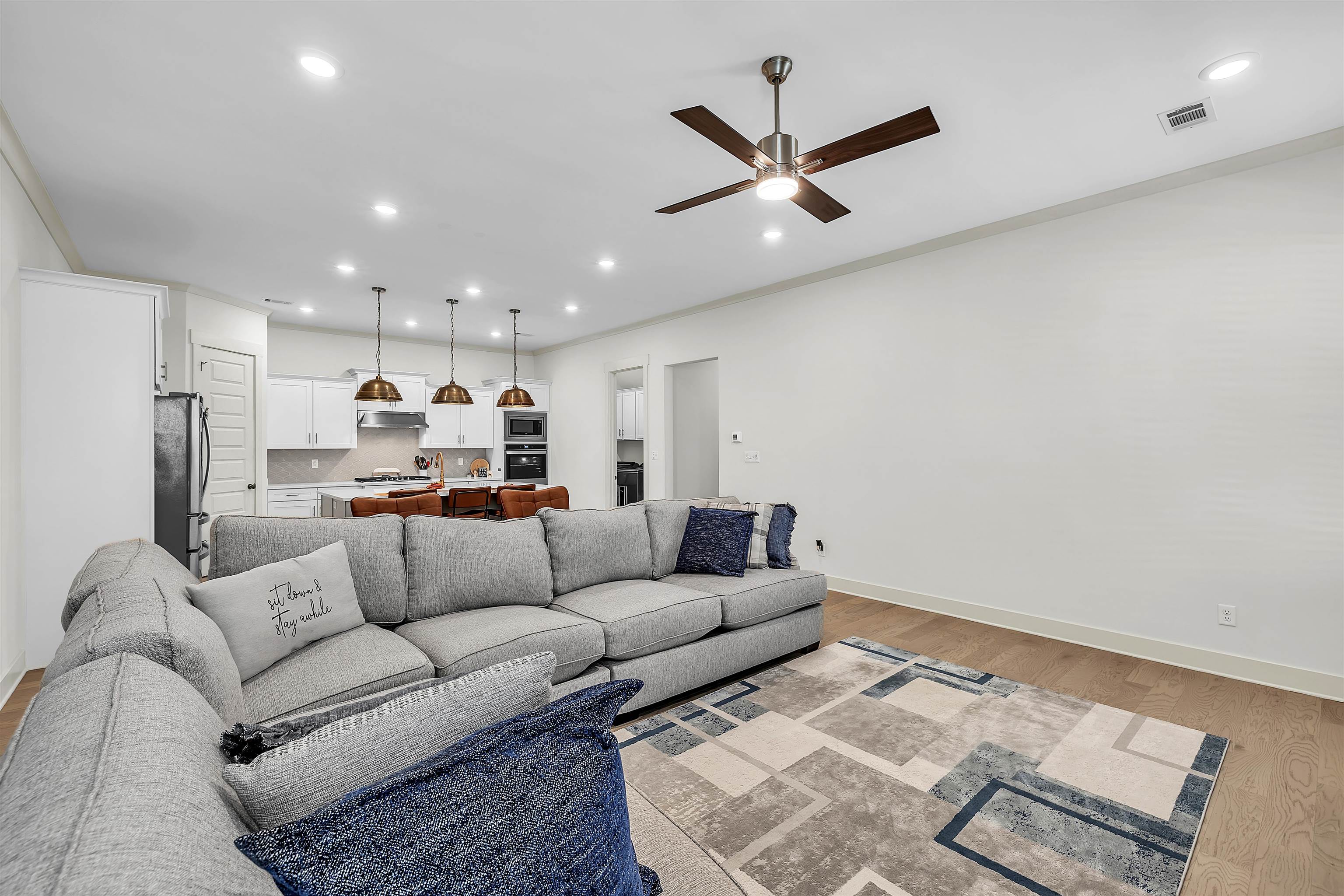 5592 Gerber Road Arlington, TN 38002 - Photo 10 of 28 a living room with furniture and kitchen view