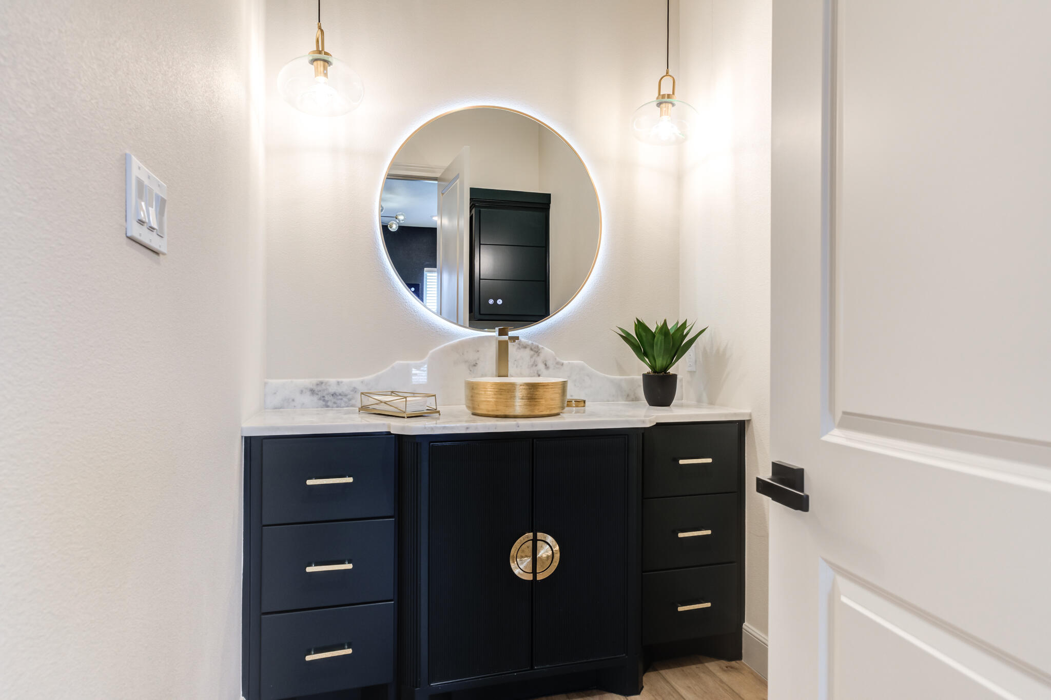 609 North 15th Street Wolfforth, TX 79382 - Photo 11 of 76 a bathroom with a sink and a mirror