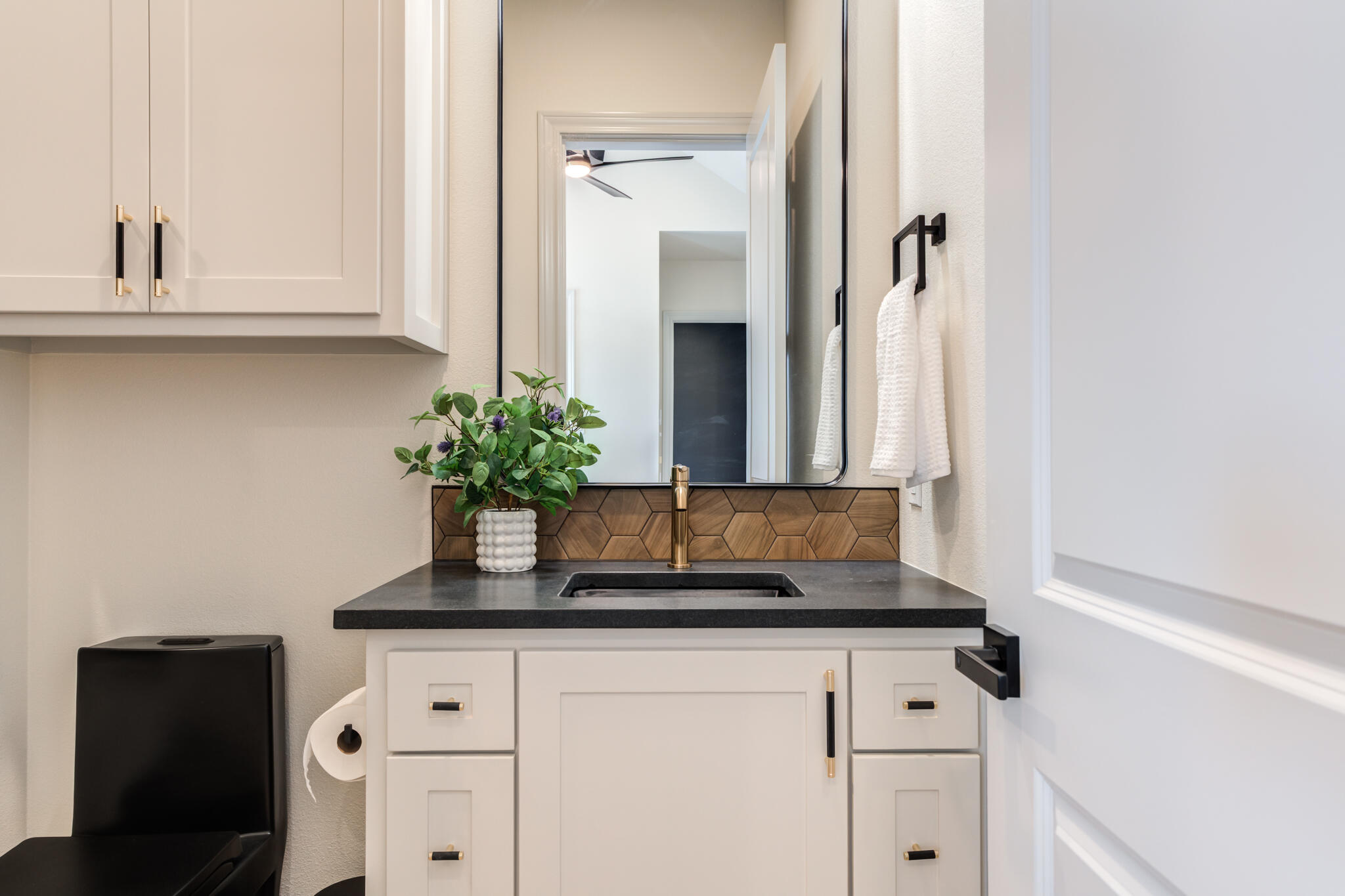 609 North 15th Street Wolfforth, TX 79382 - Photo 19 of 76 609-N-15th-St_Wolfforth-TX_Model-Home17