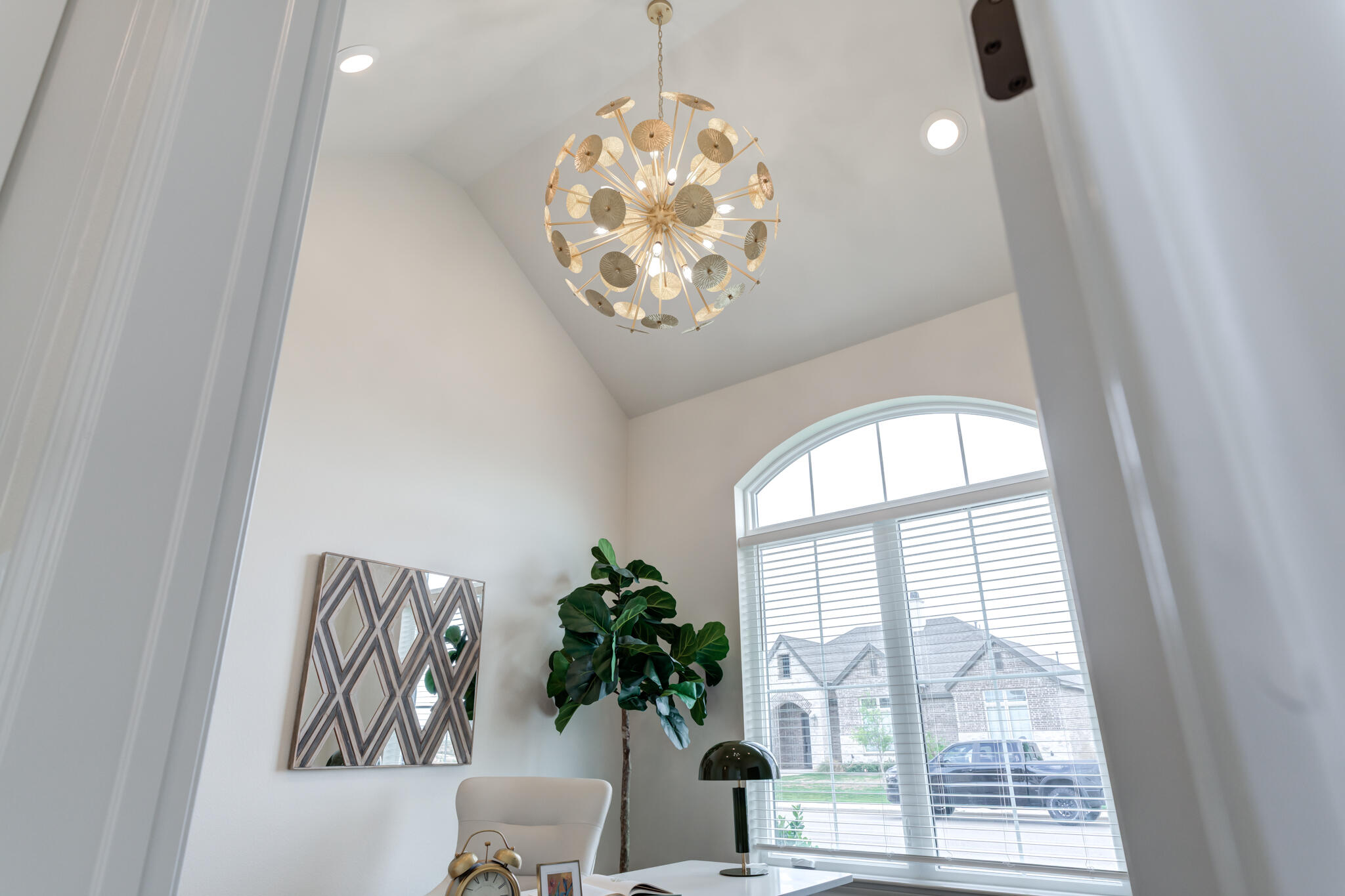 609 North 15th Street Wolfforth, TX 79382 - Photo 5 of 76 a vase of flowers sitting on a table