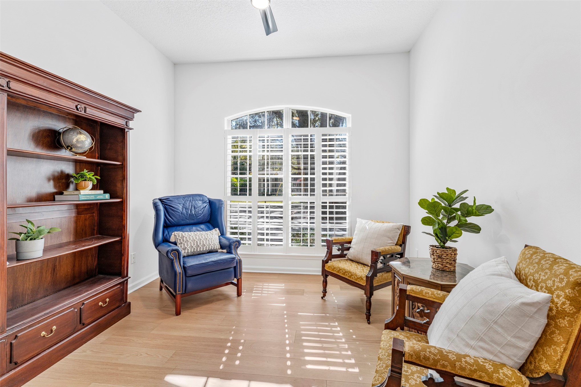 4708 Rigging Drive Fernandina Beach, FL 32034 - Photo 12 of 32 a living room with furniture and a window
