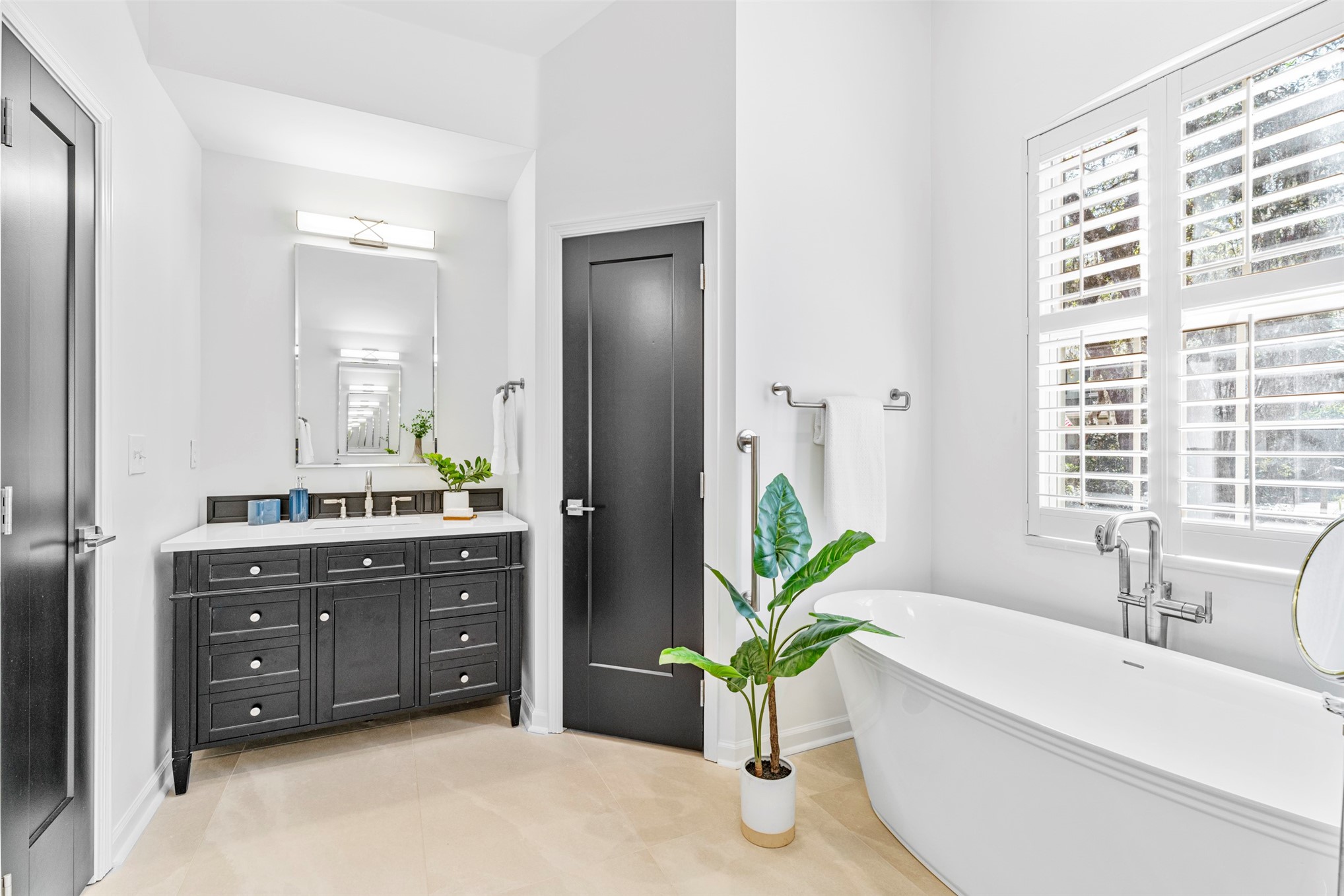 4708 Rigging Drive Fernandina Beach, FL 32034 - Photo 17 of 32 a spacious bathroom with a granite countertop tub and a potted plant