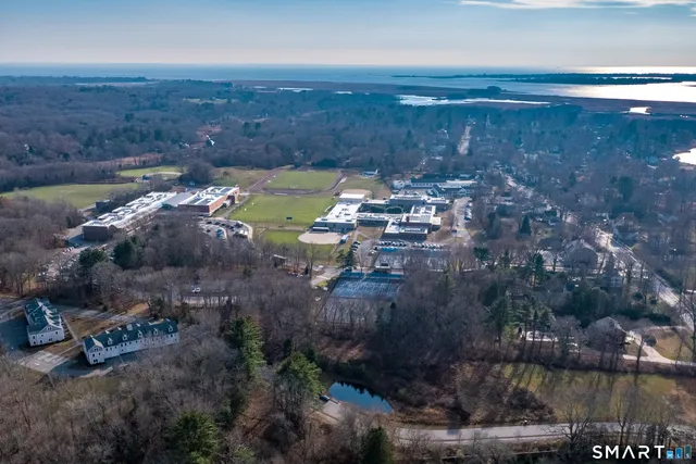 $2,700 | 77 Lyme Street, Unit 2L, Old Lyme, CT 06371