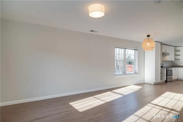 $2,700 | 77 Lyme Street, Unit 2L, Old Lyme, CT 06371