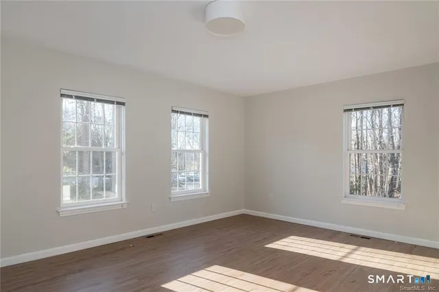 $2,700 | 77 Lyme Street, Unit 2L, Old Lyme, CT 06371