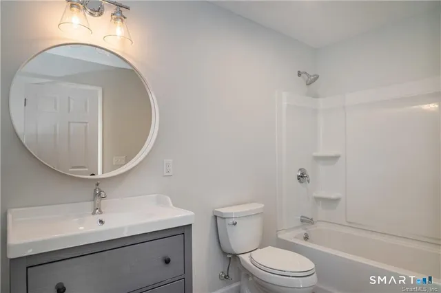 $2,700 | 77 Lyme Street, Unit 2L, Old Lyme, CT 06371