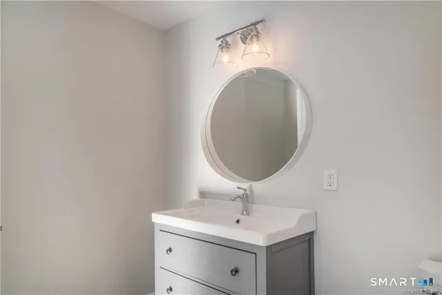 $2,700 | 77 Lyme Street, Unit 2L, Old Lyme, CT 06371