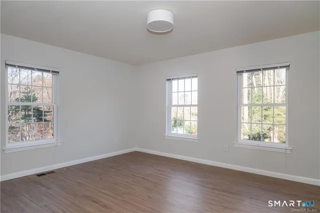 $2,700 | 77 Lyme Street, Unit 2L, Old Lyme, CT 06371