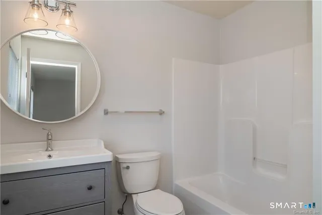 $2,700 | 77 Lyme Street, Unit 2L, Old Lyme, CT 06371