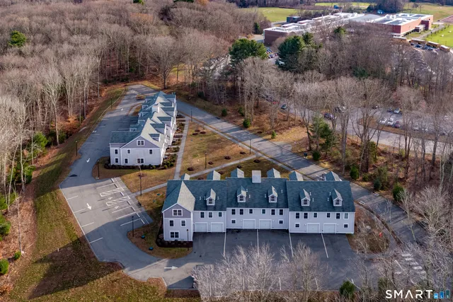 $2,700 | 77 Lyme Street, Unit 2L, Old Lyme, CT 06371