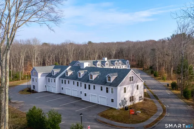 $2,700 | 77 Lyme Street, Unit 2L, Old Lyme, CT 06371