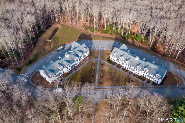 $2,700 | 77 Lyme Street, Unit 2L, Old Lyme, CT 06371