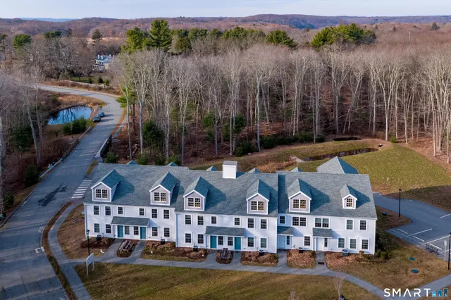 $2,700 | 77 Lyme Street, Unit 2L, Old Lyme, CT 06371