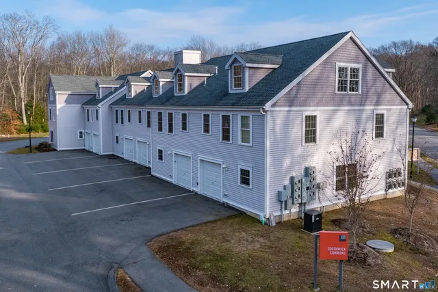 $2,700 | 77 Lyme Street, Unit 2L, Old Lyme, CT 06371