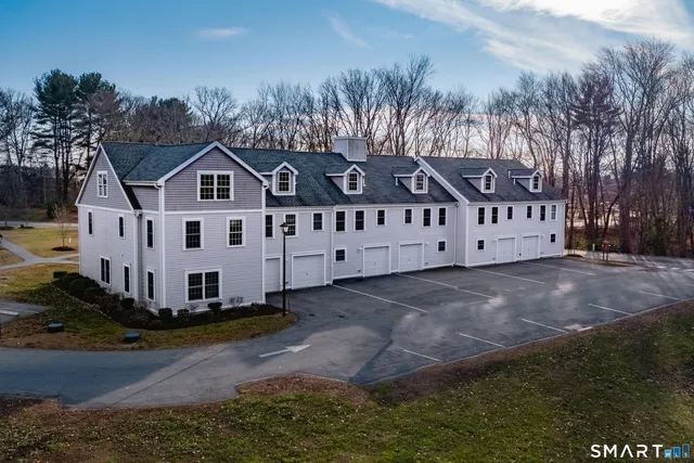 $2,700 | 77 Lyme Street, Unit 2L, Old Lyme, CT 06371