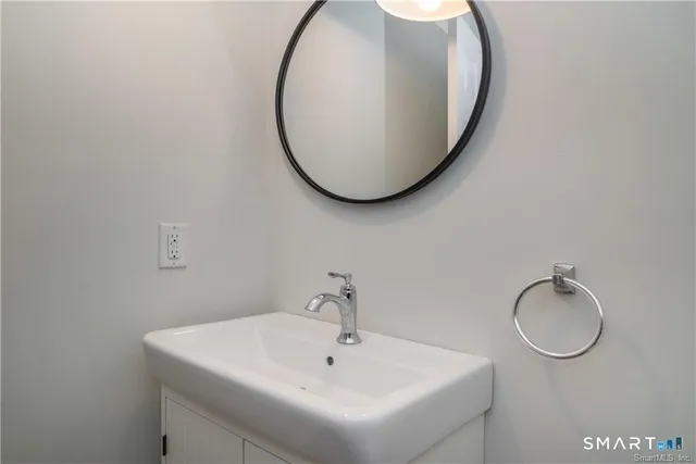 $2,700 | 77 Lyme Street, Unit 2L, Old Lyme, CT 06371