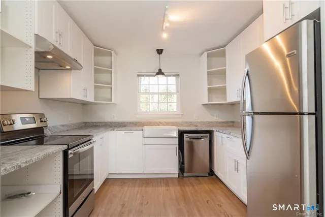 $2,700 | 77 Lyme Street, Unit 2L, Old Lyme, CT 06371