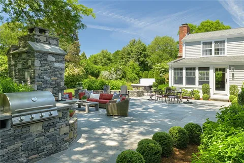 $2,250,000 | 9 Stone Tower Lane, Barrington, RI 02806