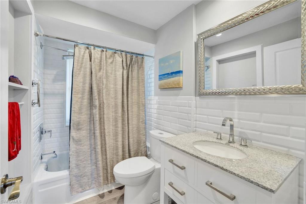 54 Hilo Court, Unit 54 Naples, FL 34112 - Photo 12 of 17 Fully renovated secondary bedroom featuring a tub.