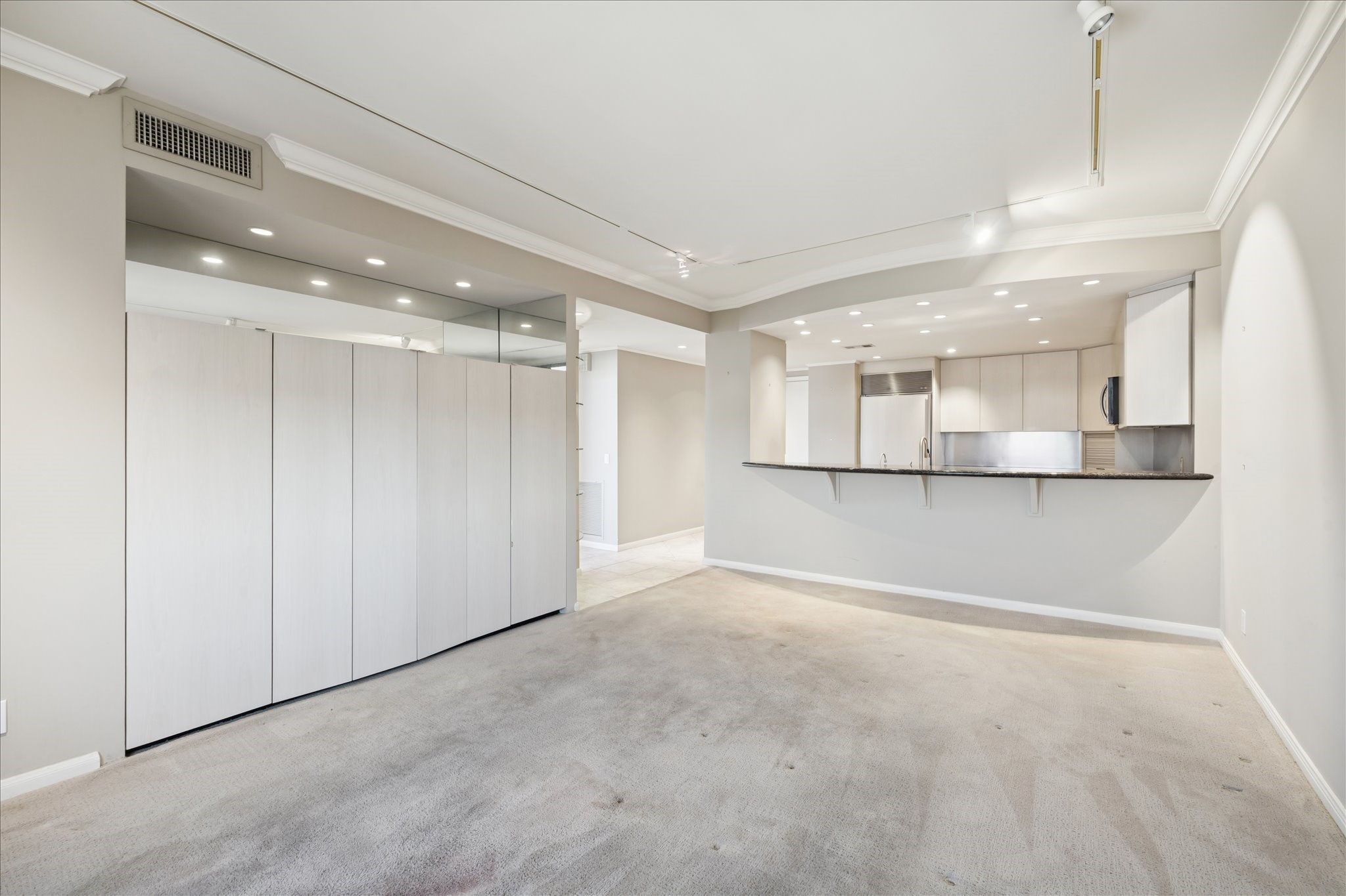 14 Greenway Plaza, Unit 22M/R Houston, TX 77046 - Photo 14 of 40 Family room.