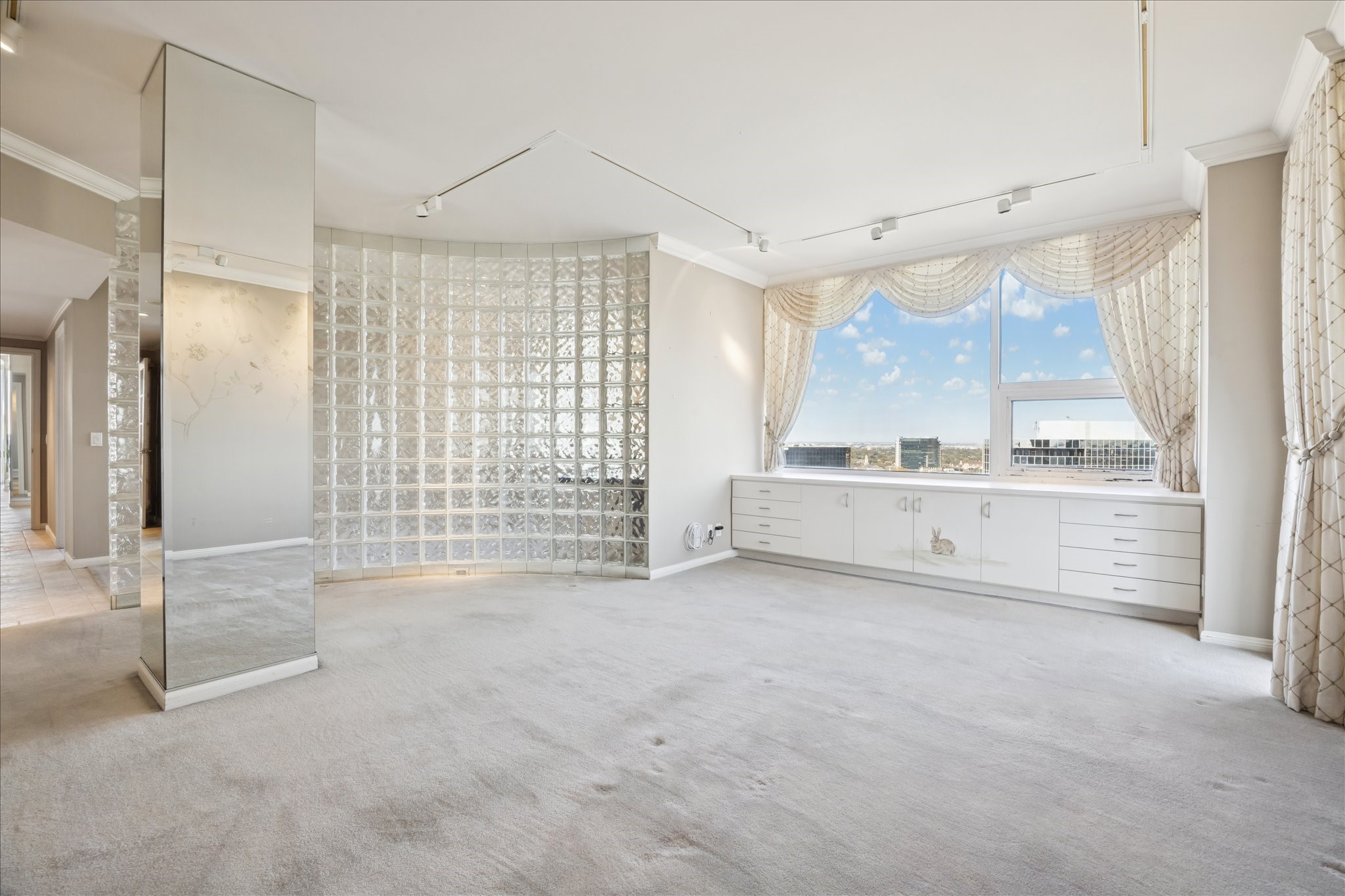 14 Greenway Plaza, Unit 22M/R Houston, TX 77046 - Photo 15 of 40 Primary bedroom with built-ins.