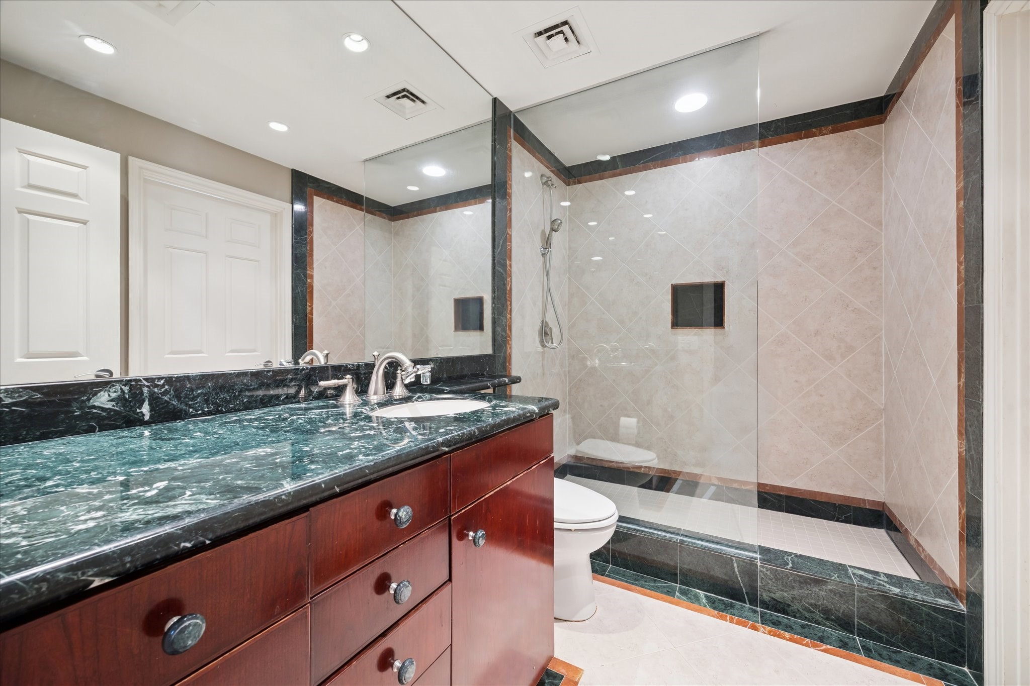 14 Greenway Plaza, Unit 22M/R Houston, TX 77046 - Photo 22 of 40 One of two primary baths.