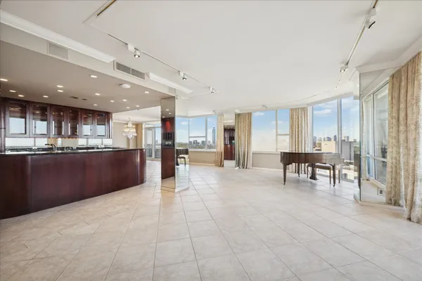 $625,000 | 14 Greenway Plaza, Unit 22M/R, Houston, TX 77046