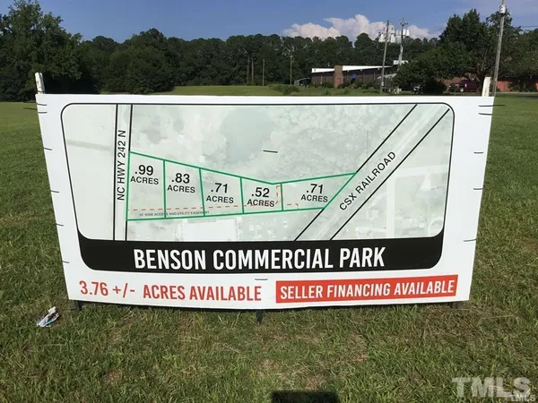 a view of a back yard